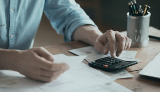 Ustawa z dnia 9 lipca 2003 r. o zatrudnianiu pracowników tymczasowych limituje czas zatrudnienia konkretnego pracownika u danego pracodawcy użytkownika.