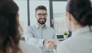 Obywatel Ukrainy może zostać zatrudniony na terytorium Rzeczypospolitej Polskiej na podstawie np. oświadczenia o powierzeniu wykonywania pracy cudzoziemcowi.