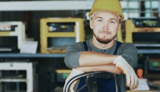 Praca tymczasowa oparta jest na przepisach ustawy o zatrudnianiu pracowników tymczasowych z 9 lipca 2003 roku, a leasing pracowniczy na Kodeksie pracy - w przepisie art. 174 1