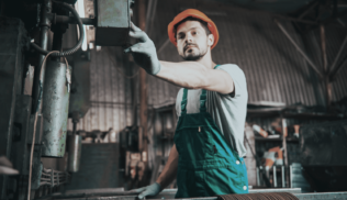 Zgodnie z polskimi przepisami prawa to pracodawca wnioskuje o oświadczenie o powierzeniu wykonywania pracy cudzoziemcowi.